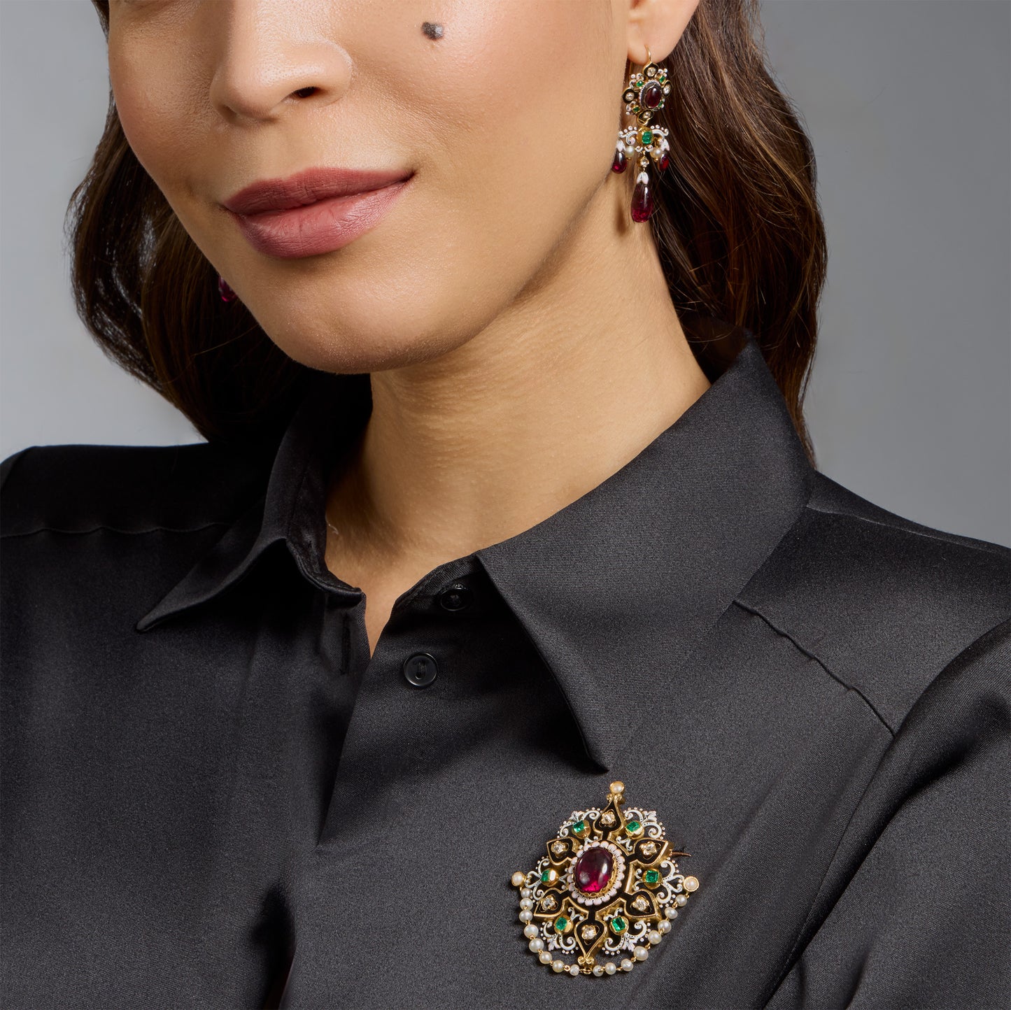 Macklowe Gallery French Renaissance Revival "Holbeinesque" Garnet, Diamond and Enamel Day/Night Girandole Pendant Earrings and Brooch